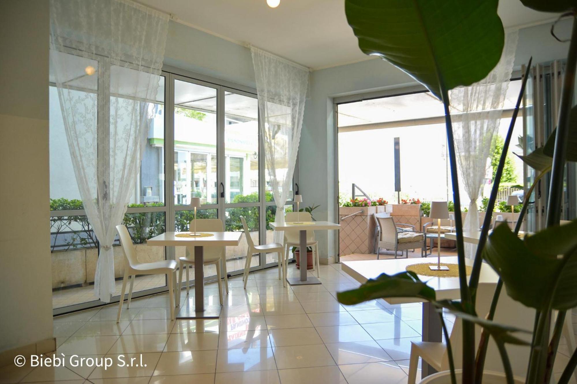 Hotel Giorg - Waterpark Included Римини Экстерьер фото