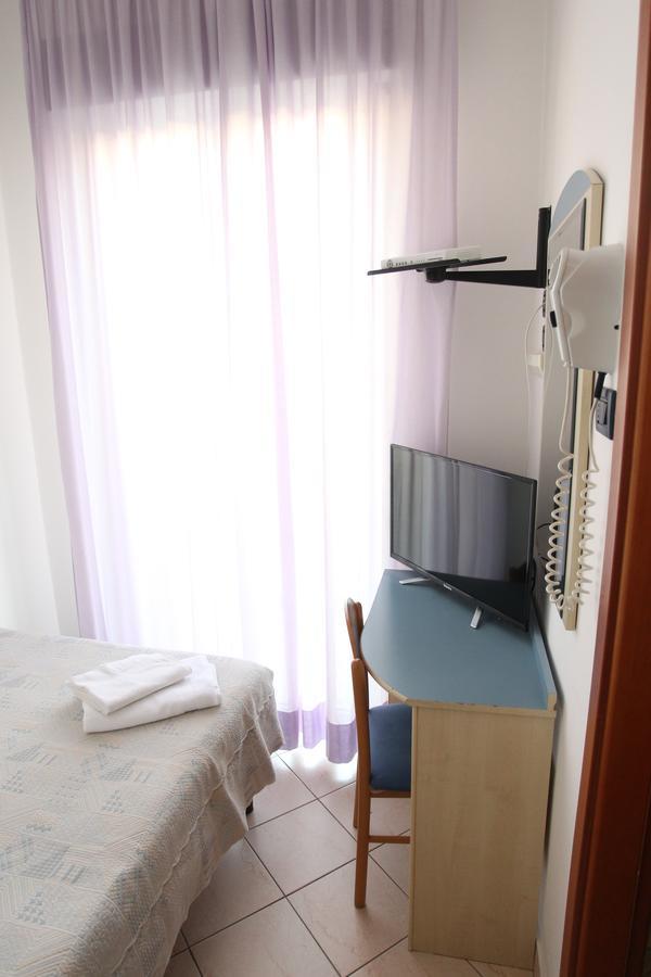 Hotel Giorg - Waterpark Included Римини Экстерьер фото