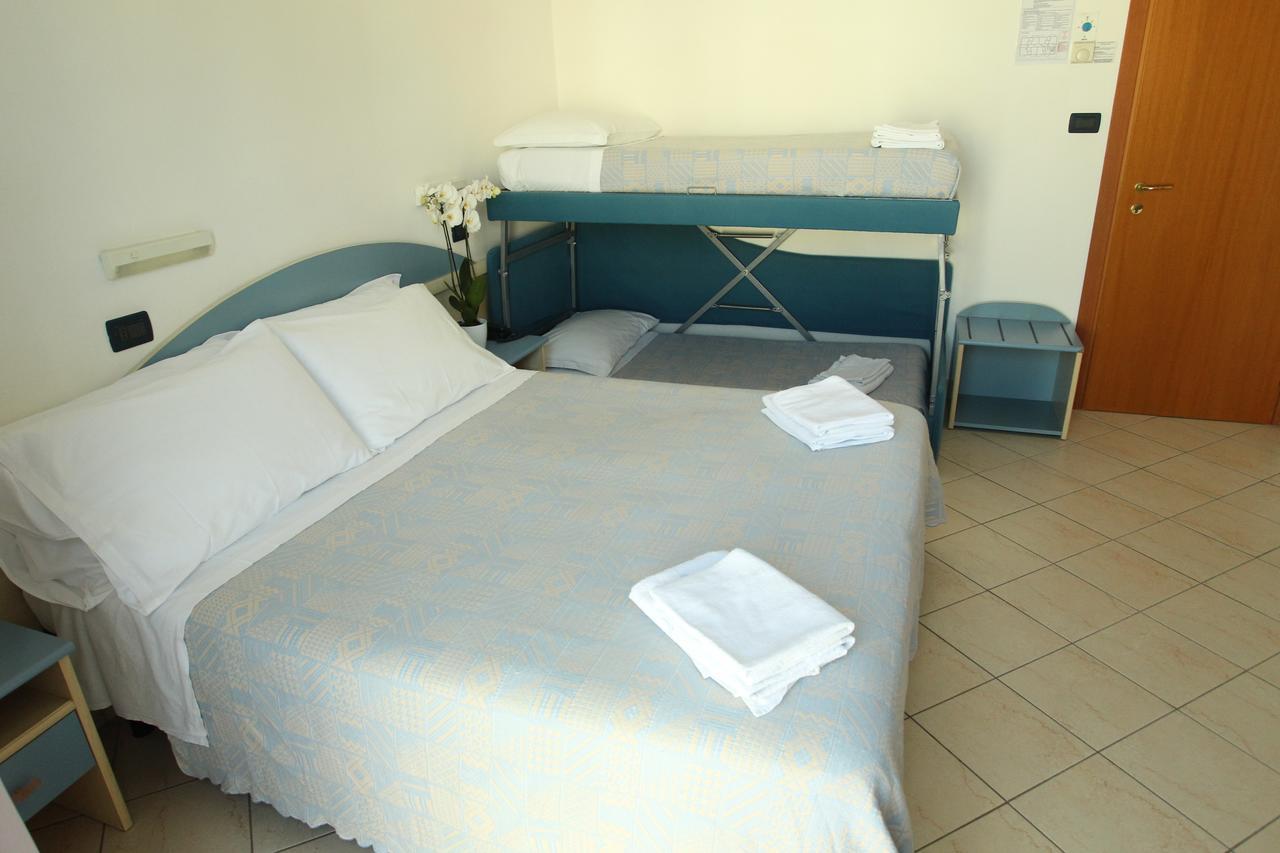 Hotel Giorg - Waterpark Included Римини Экстерьер фото