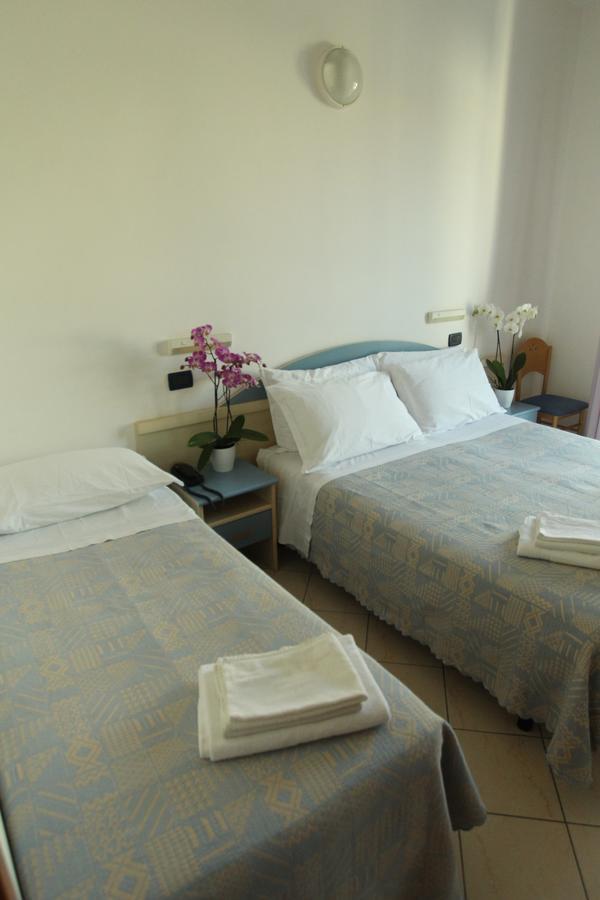 Hotel Giorg - Waterpark Included Римини Экстерьер фото
